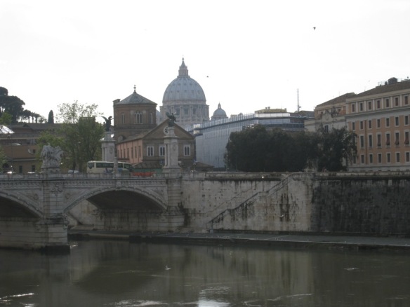 El Vaticano visto des la rivera del río Tiber
